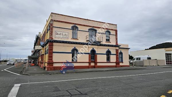 Bluff Lodge & Guest House