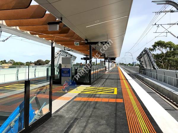 Noble Park Station/Mons Pde